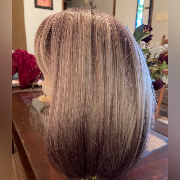 NWOT Ombré Platinum & Dark Brown Wig 100% Synthetic - Picture 3 of 3